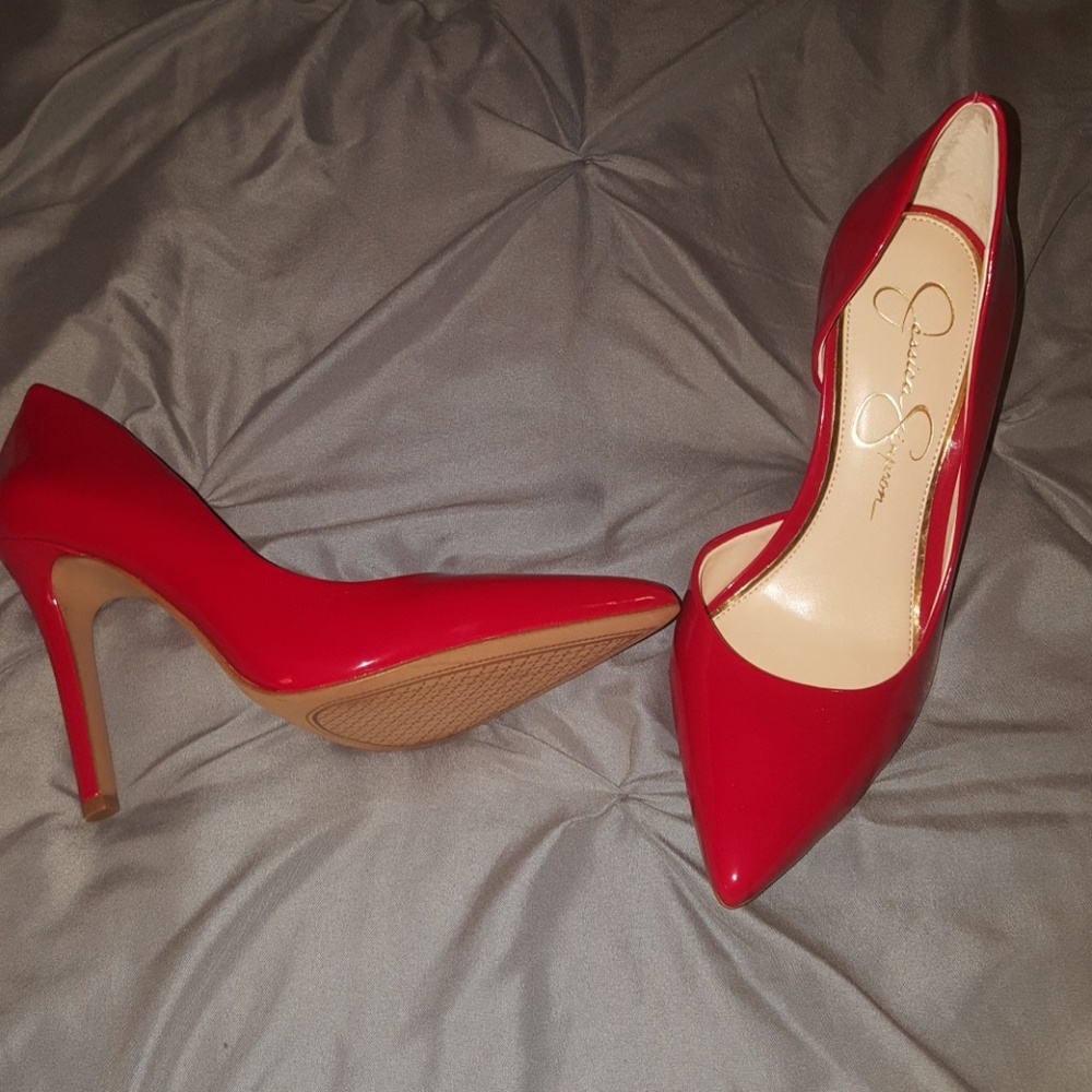 Red pointed shoes